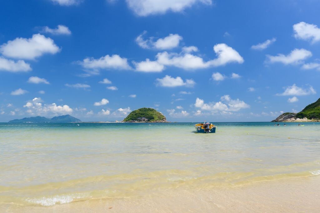 蓝天白云小岛