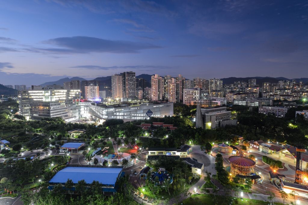 美丽就在身边，在小区住了10年，第一次爬上小区楼顶，周围万家灯火，咱家位置还是不错的嘛