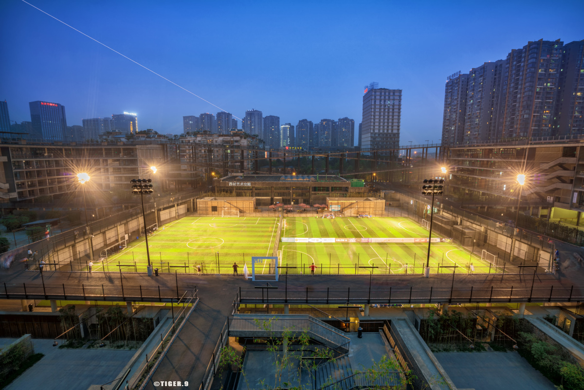 喜欢球场明艳突出的氛围感.