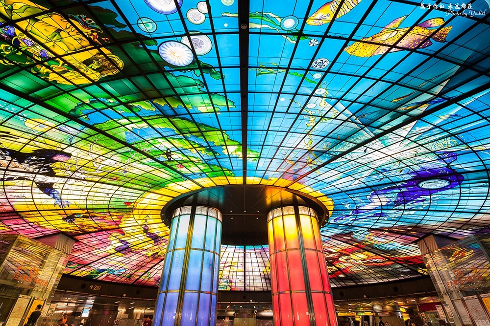 高雄捷运的美丽岛站，堪称全球最美的车站之一。车站里的“光之穹顶”，号称全世界最大的玻璃艺术，运用天体、人物、大自然、高雄土地上特有生物，每一块玻璃都是一段故事。