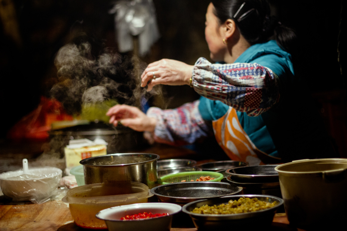 冬夜,一个馄饨摊的摊主用着娴熟的手法去制作一碗馄饨,像极了乐队的