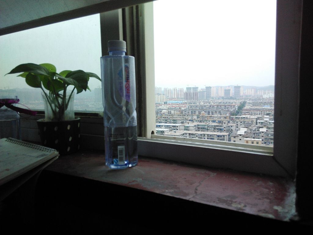 坐在办公桌前，凝望远方，时间渐渐流逝。