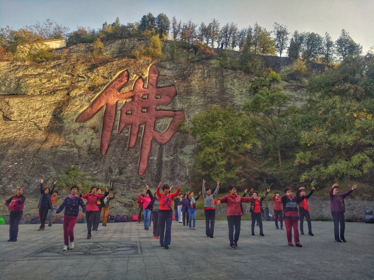 佛心广场上欢快跳广场舞的大妈们