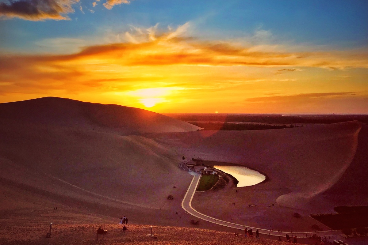 月泉湖畔鸣沙山的日落