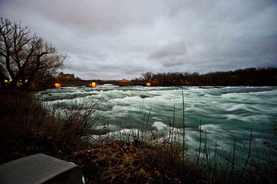 流动的伊利湖 @ Niagara Falls<br />
额 忘了开降噪了……Camera raw里也忘了……