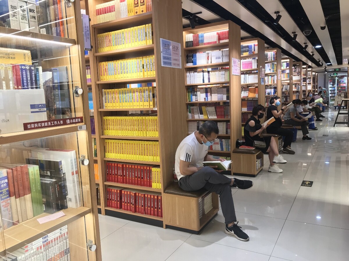 巡街警察<br />
@ Mexico City冲锋枪霰弹枪来复枪手枪狙击枪，什么都能当巡街警察的装备，也不知道这么全副武装能不能吓得住毒贩