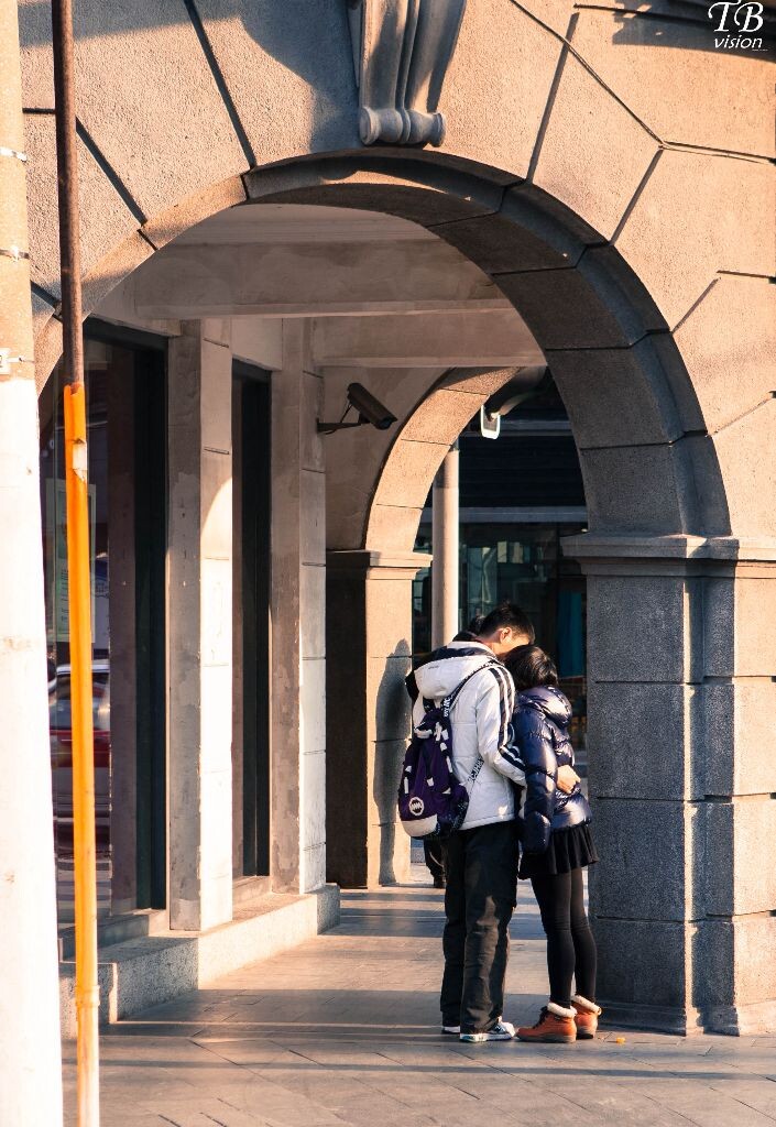 这种街头的学生情侣很有爱