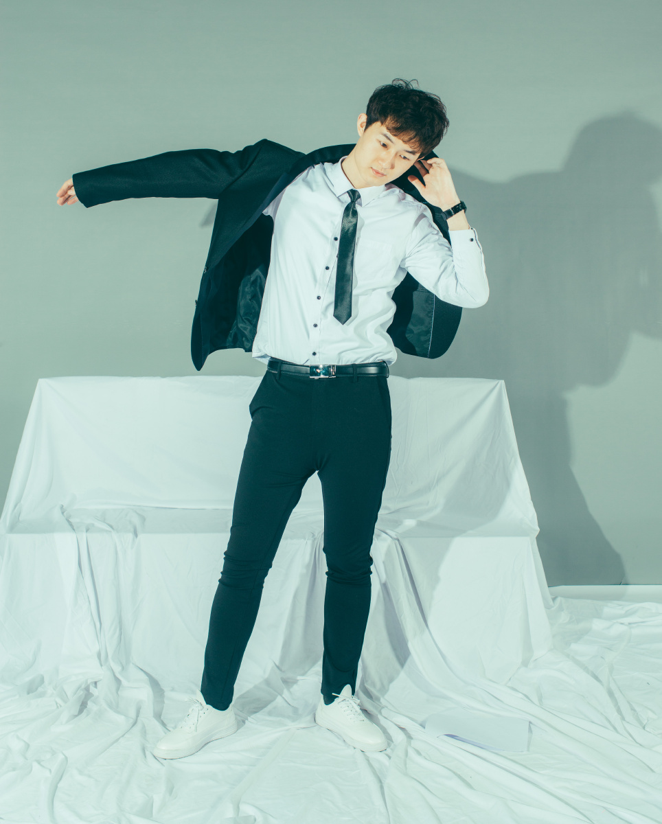 冬日室内棚拍帅哥