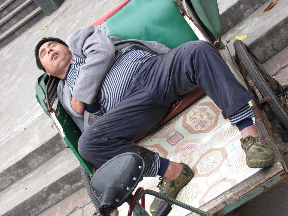 着这种落后的人力三轮车的交通方式～这是一些车夫们谋生的重要方式