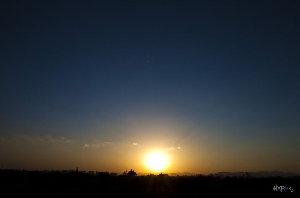 夕阳无限好<br />
在家里拍的