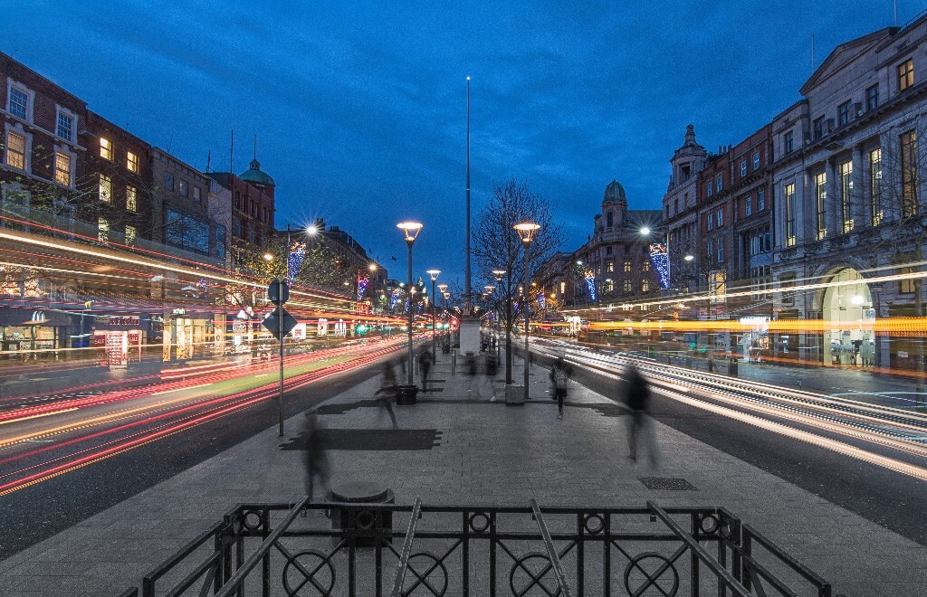 都柏林最繁华的街道 O'Connell Street，站在喧闹的人流车流中，我按下了今年的最后一张照片<br />
不管摄影还是生活，继续前行就好！