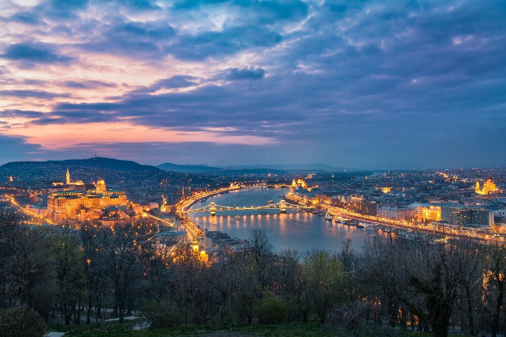 自由山上等待灯光点亮多瑙河上的明珠 布达佩斯