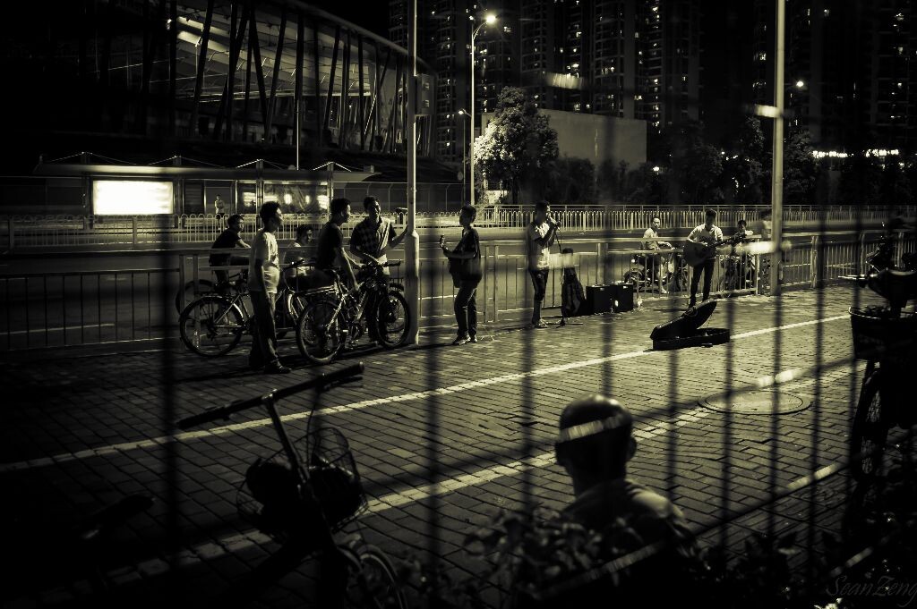 下班途中，宝体的夜晚