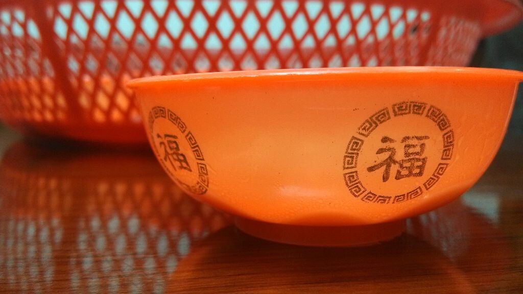 潮汕地区在冬至时节要做传统汤圆，祭拜的名目很多，小碗显得很实用。这是毕业之后，第一个在家里重温的冬至节。