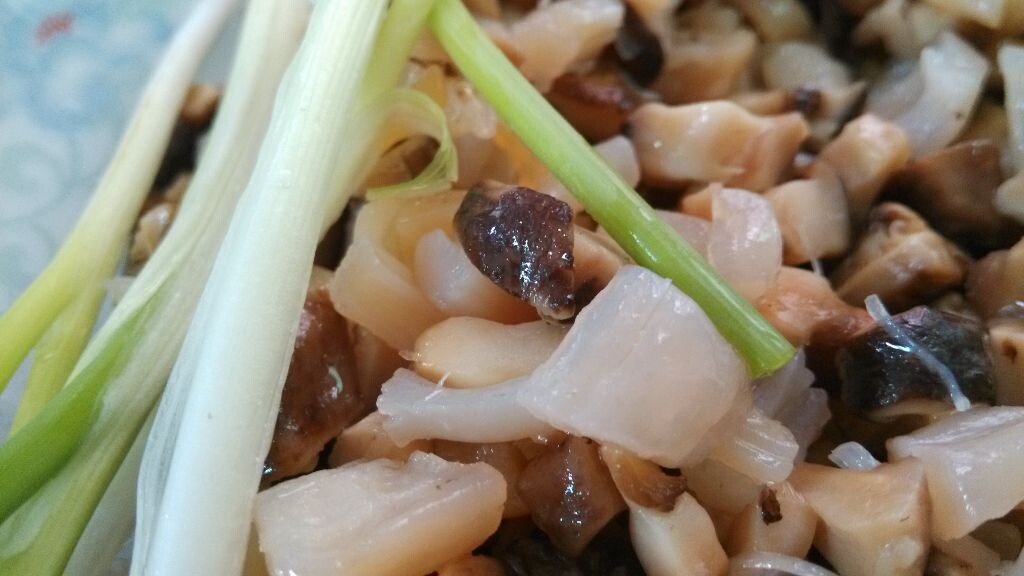 难得的清闲周末，自己动手做饺子，拍的是馅儿——干贝、蘑菇、香葱。
