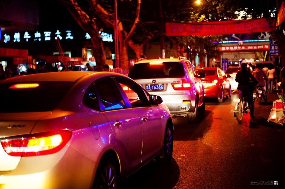 堵得一塌糊涂的夜市