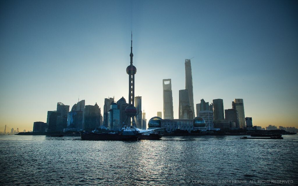前几天被母后大人定义为女汉子，说我很zuo…是的，我承认我的确很zuo！<br />
周六五点半出门拍日出，工作日根本爬不起来，周末不到中午不起来，今天居然超级反常！<br />
这次选择低角度的位置，原来早上这里的人超级多<br />
今天我也来晨运！