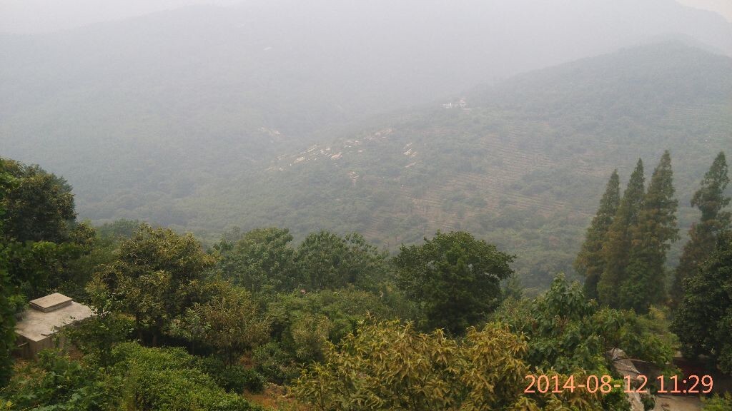 花果山上山路远处的风景