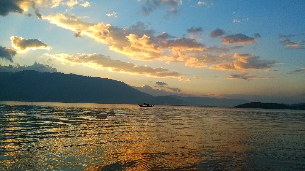火烧云染红了天和海。