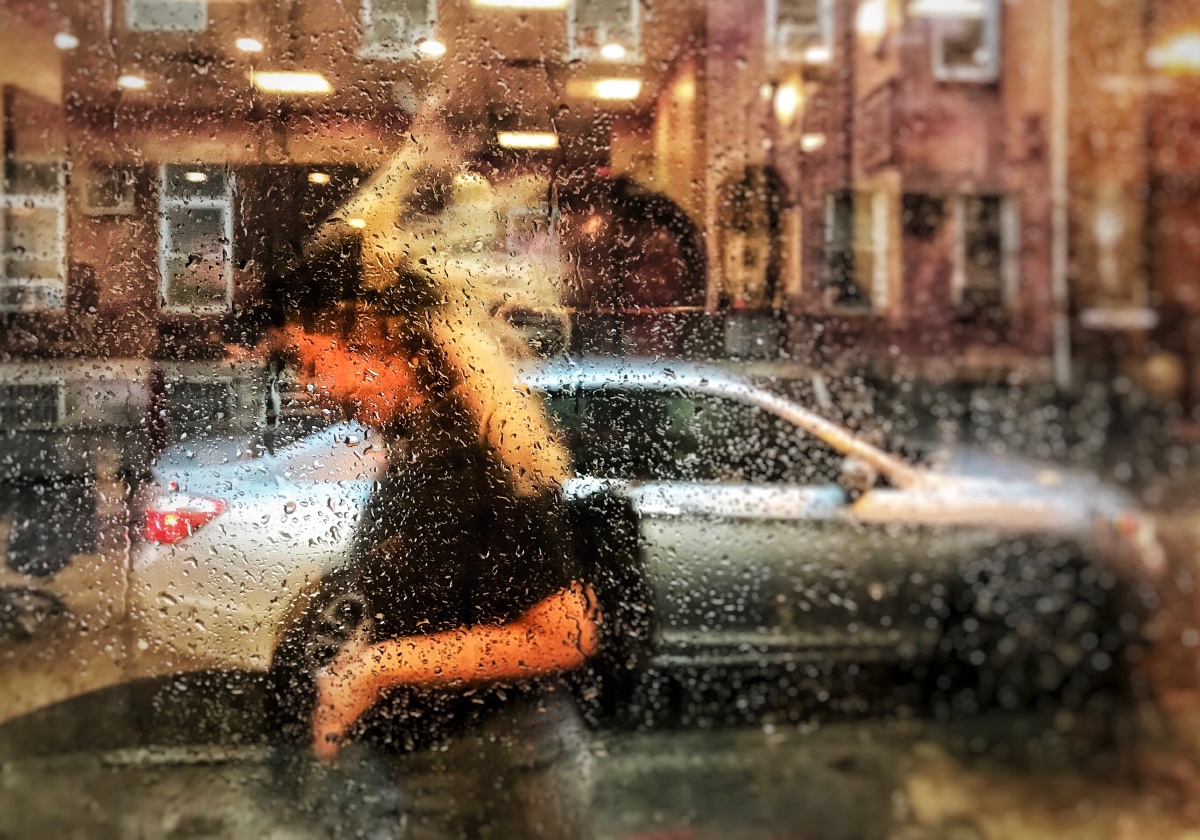 手机在玻璃窗内抓拍.