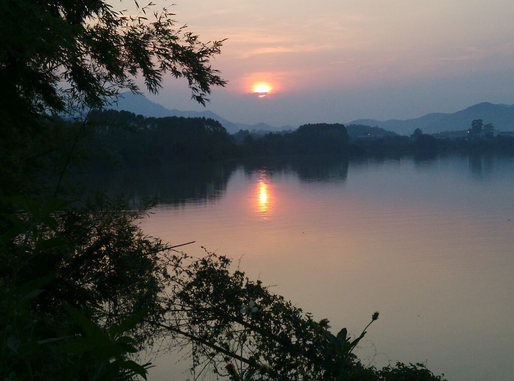 乡村日落江景<br />
器材 MI3, <br />
模式 曝光模式:Program AE, 测光模式:Other, 曝光补偿:0<br />
曝光 光圈:2.2, 快门:1/345秒, ISO100<br />
焦距 3.5 mm, 视角:<br />
色彩 白平衡:Auto, 色彩空间:sRGB<br />
时间 2014:08:16 18:38:38