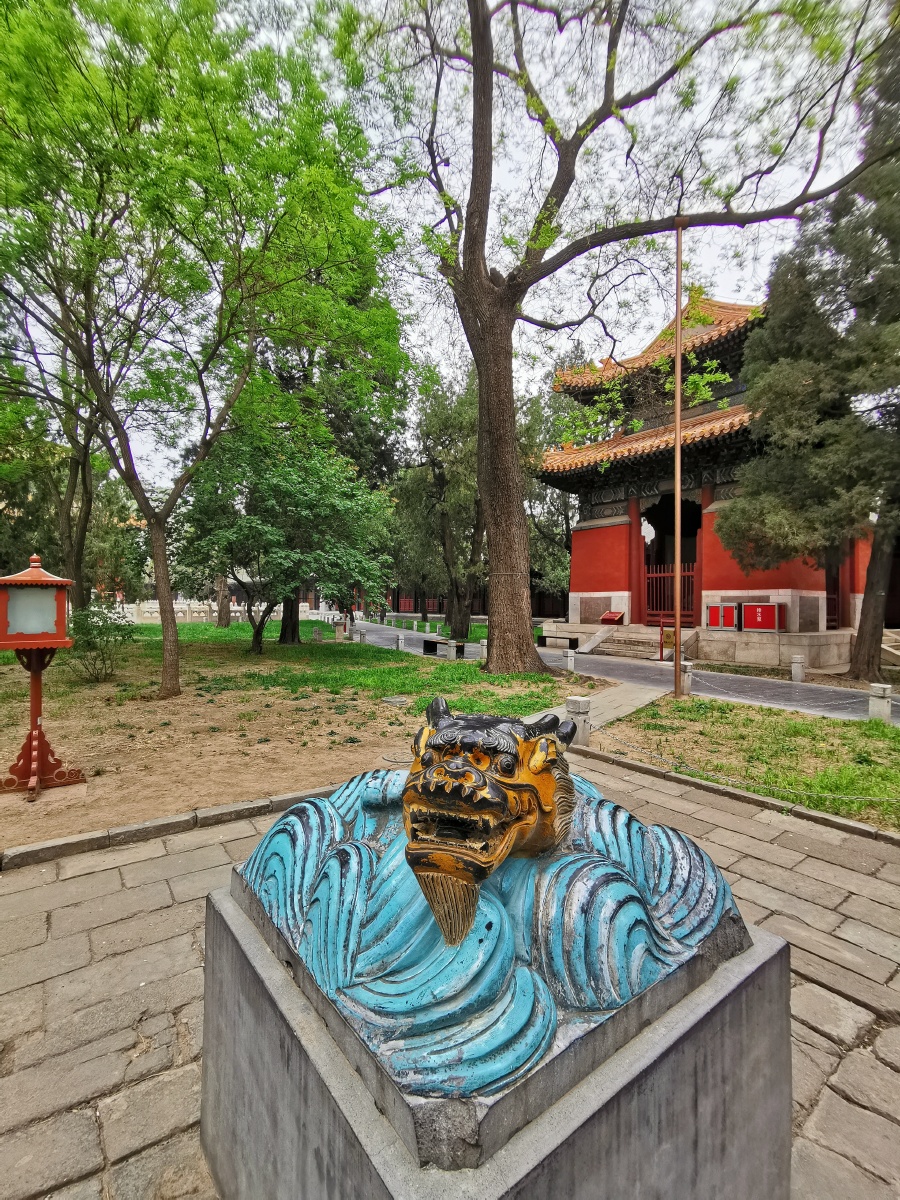 国子监孔庙的鳌来到这里的人一般都从头到尾摸一边这个小兽取意为独占