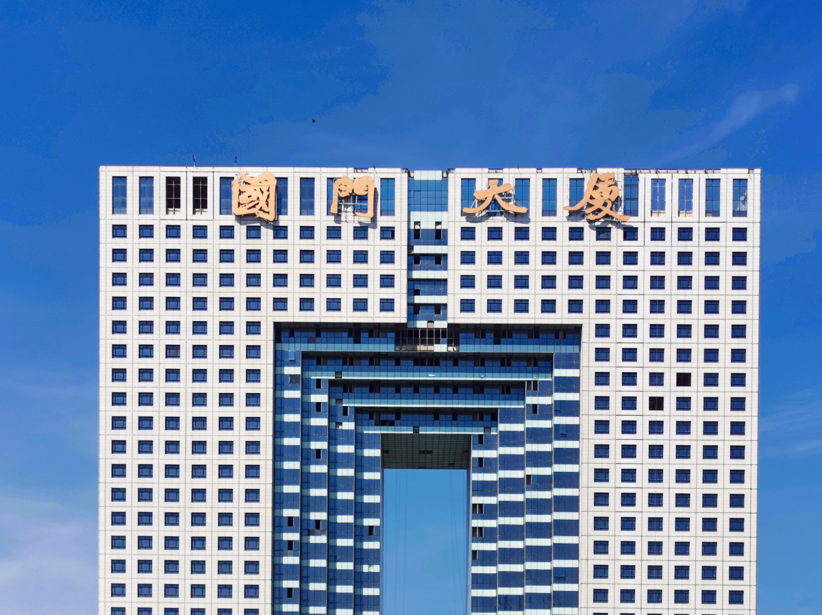 丹东国门大厦国门大厦在新鸭绿江大桥的对面随手拍了2张