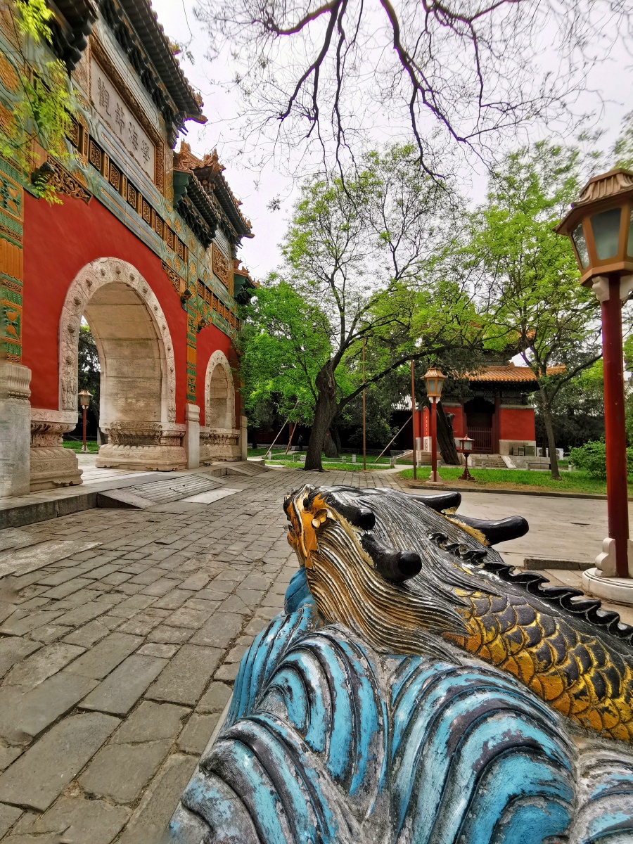 国子监孔庙的鳌来到这里的人一般都从头到尾摸一边这个小兽取意为独占