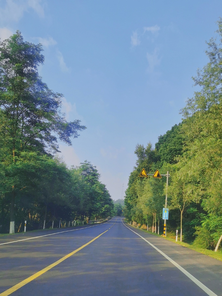 旅途风景隔着车窗玻璃抓拍几张无所谓构图主体被窗外的这小山村的美景