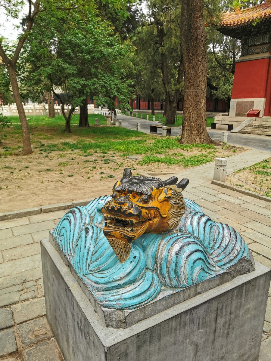 国子监孔庙的鳌来到这里的人一般都从头到尾摸一边这个小兽取意为独占