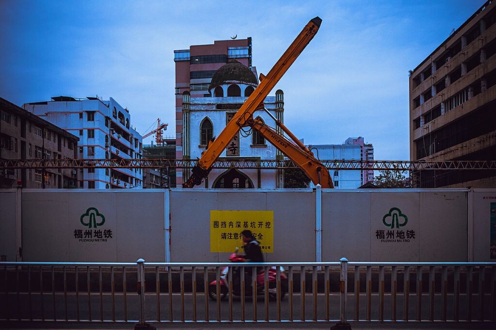 城市地铁建设的围栏内,历史与现代交织杂糅其中。在巨大的推土机背后,定格下的是充满年代感的清真寺和这片正在“建设”的城市。