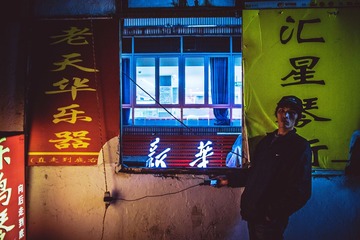 曾经贴满墙壁的广告海报如今已经残破，墙上到处都是店家自扯的电线。空荡的窗户外是曾经的地标“新华图书城”