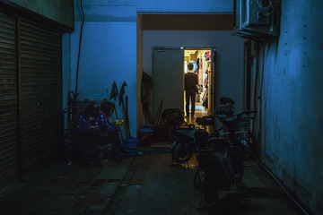 昔日热闹喧嚣的安泰如今已是“明日黄花”，因为生意萧条，三三两两的服务员百无聊赖聚在角落里打发时间，本质上反映了底层劳动人民与安泰休戚与共的状态。
