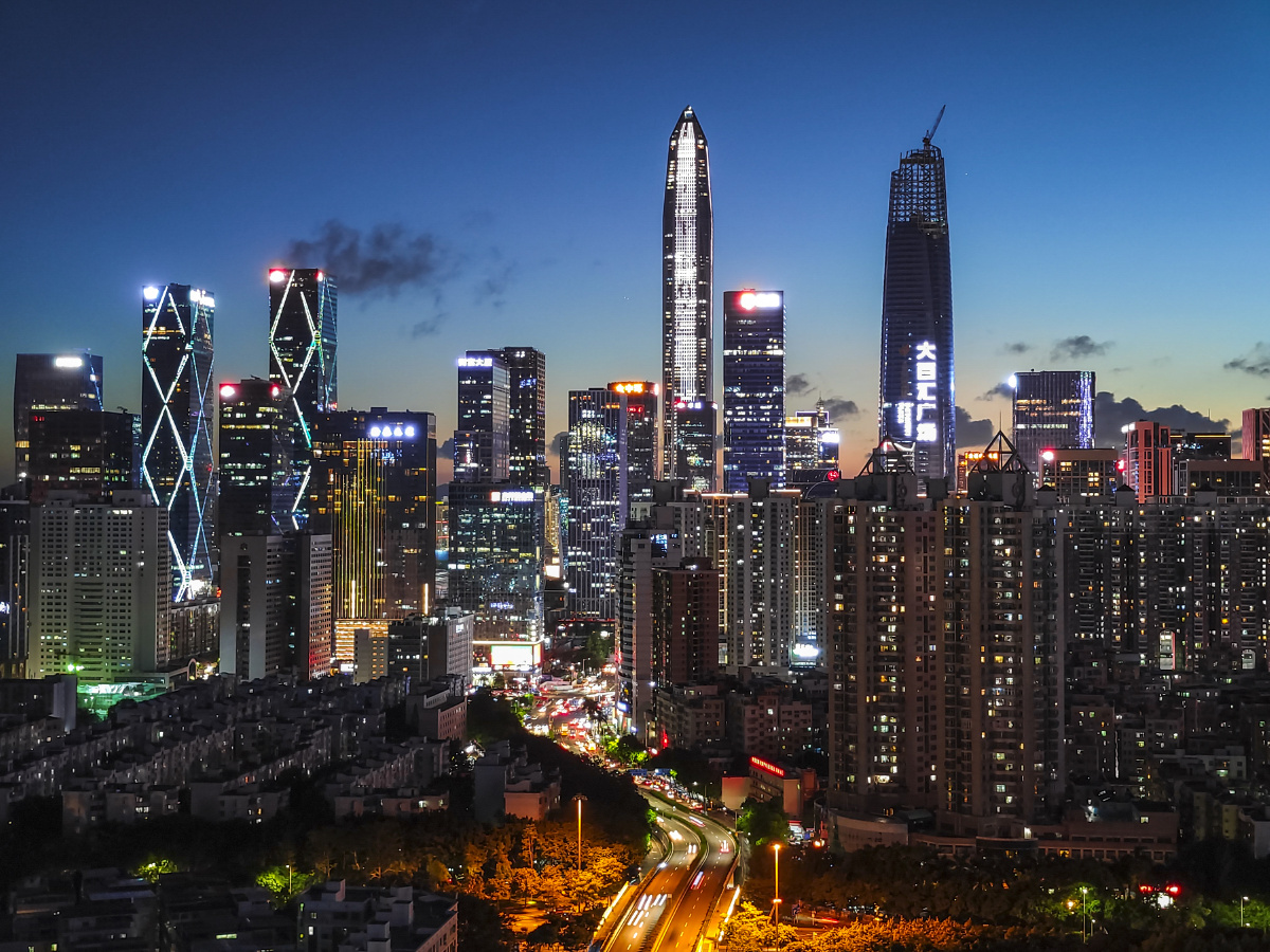 不一样的深圳cbd同一天里从下午18点10分到晚上19点40分不同时间段的