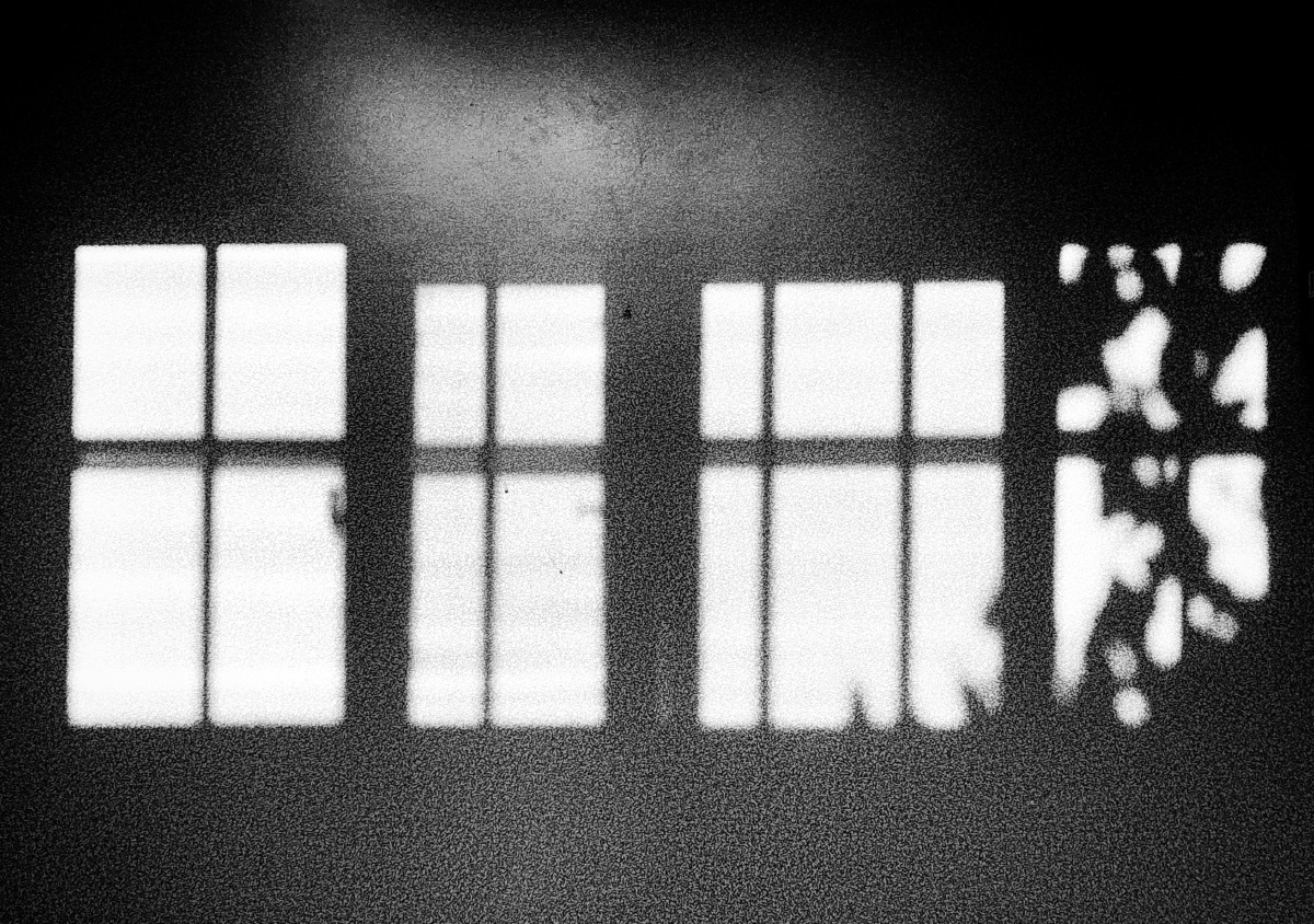 这是窗户在宿舍地面的倒影,虽然我住的空间很小,但是我的