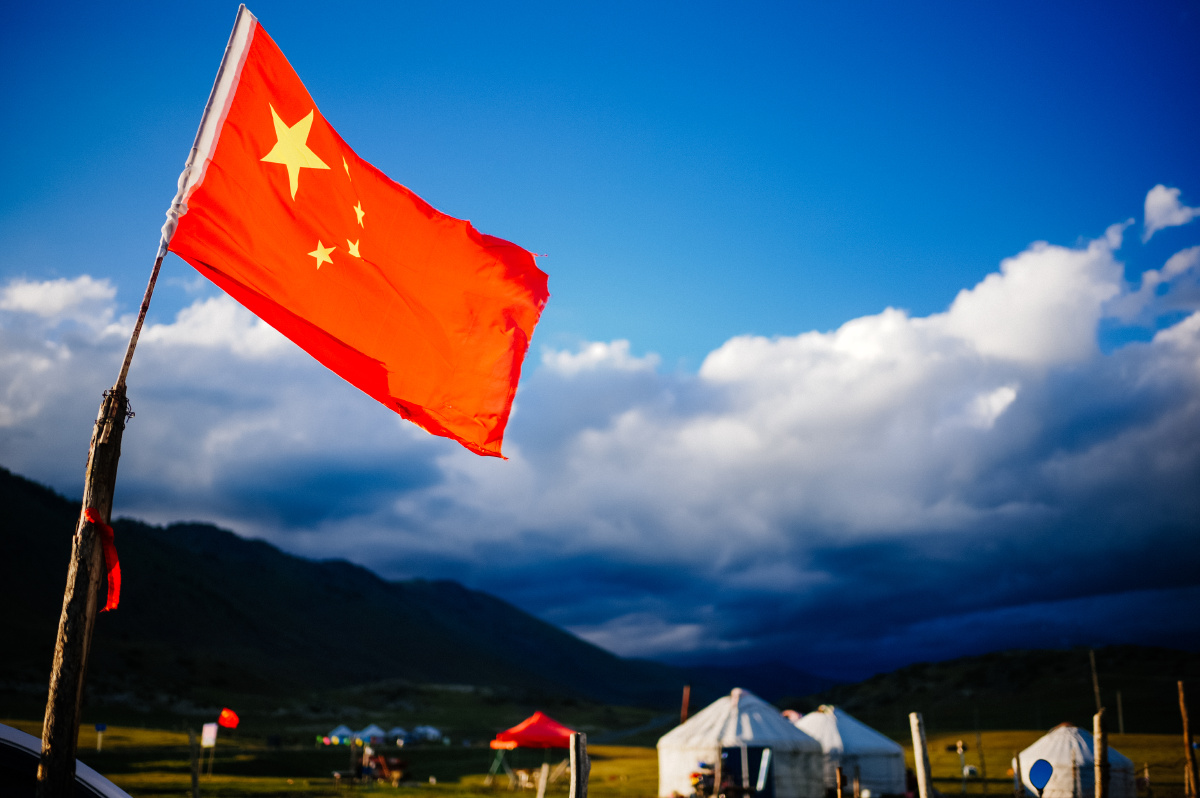 蒙古草原上飘扬的国旗