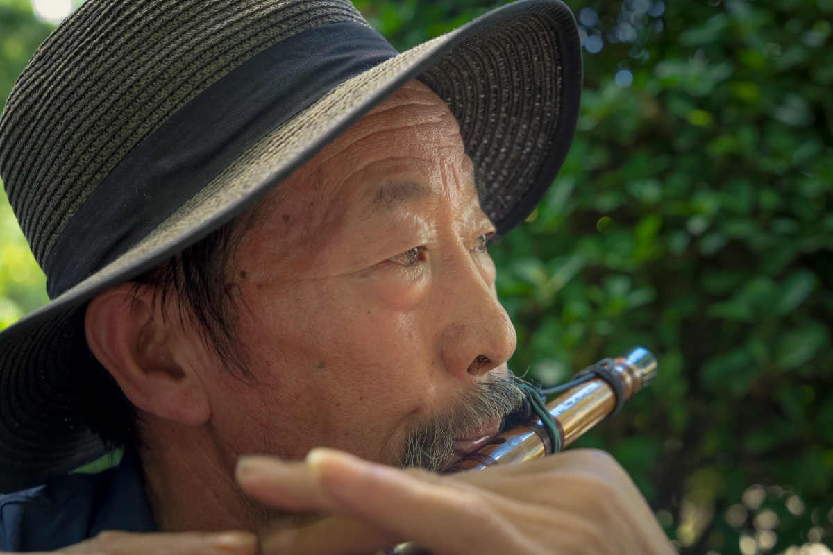 吹笛子的老爷爷