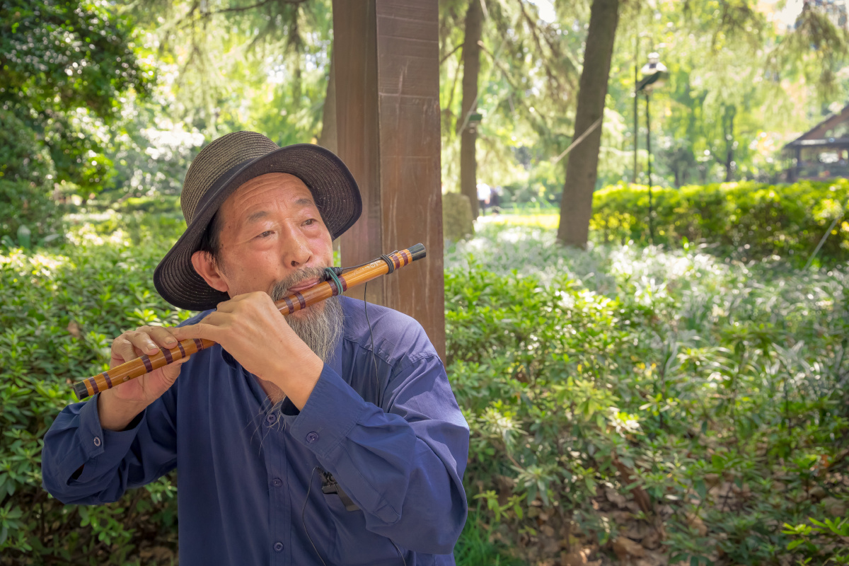 吹笛子的老爷爷