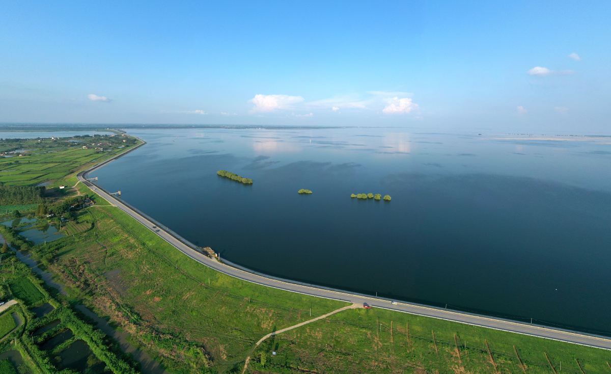 东洞庭湖与防洪大堤