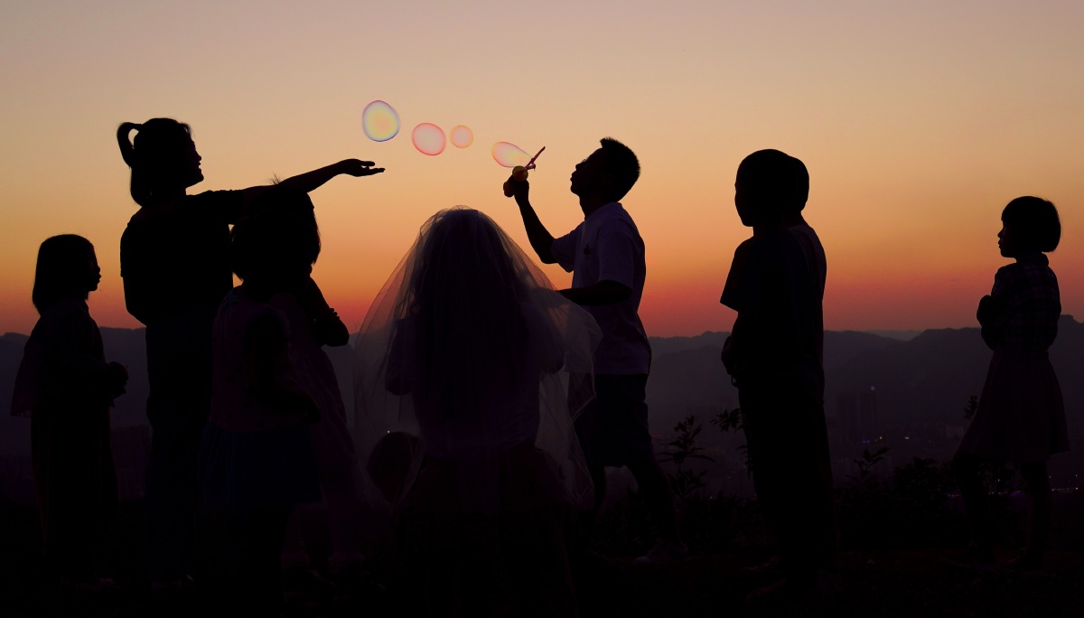 和谐夕阳余晖下移民搬迁小区的孩子们在嬉戏玩闹正遇这美好和谐画面