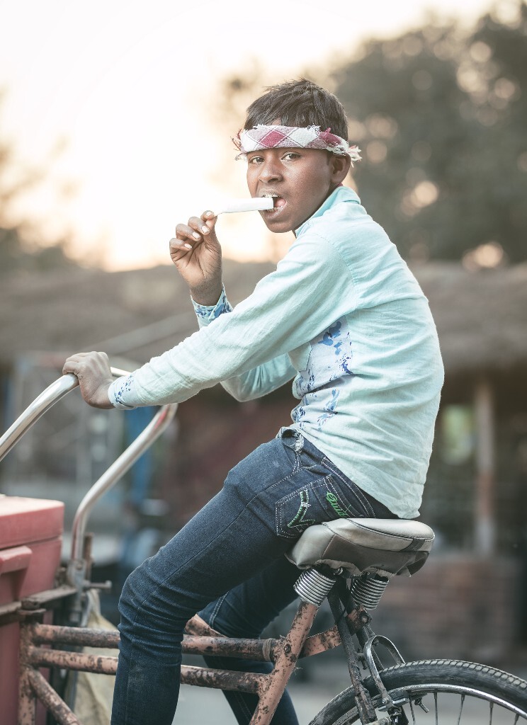 卖冰棍的小男孩，摄于：尼泊尔 蓝毗尼