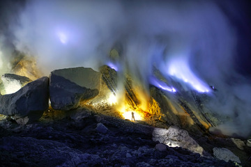 39  伊真火山的硫磺矿工