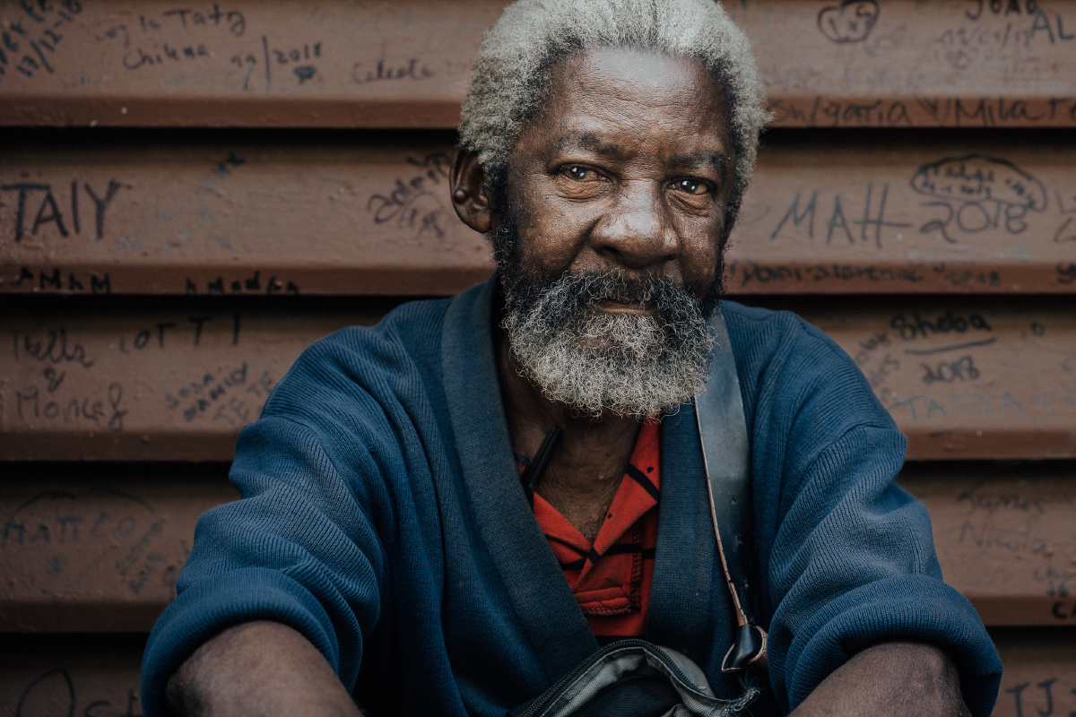 看着对面酒吧熙熙攘攘的游客,眼神中充满向往与好奇