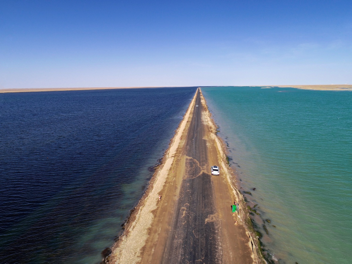 水上公路左边蓝色右边绿色