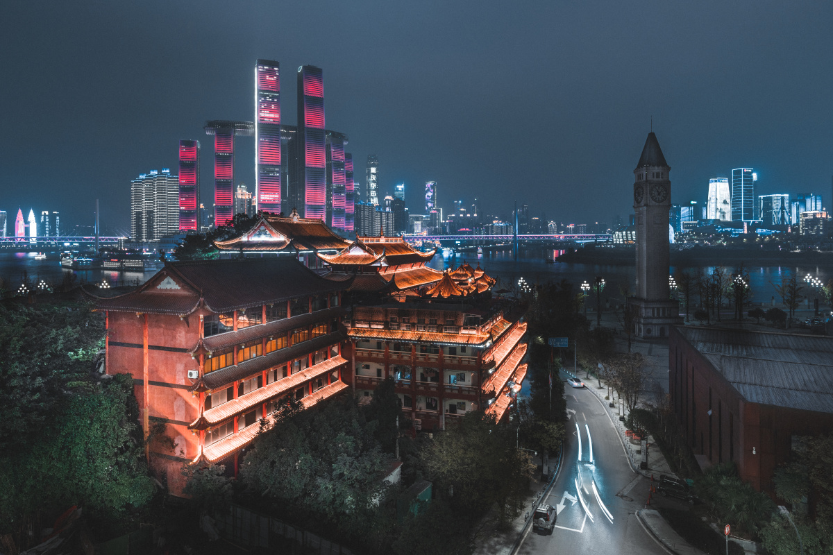 重庆千佛寺与来福士古今建筑形成鲜明对比