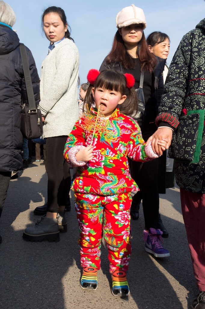 小囡囡，穿花衣，扎着小角辫，姥姥给你买糖吃