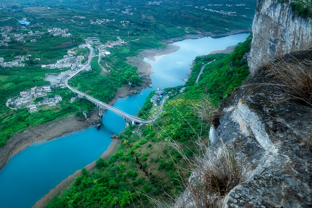 站在万丈深渊的悬崖边,我只想找个最佳角度按快门,完全忽视了安全