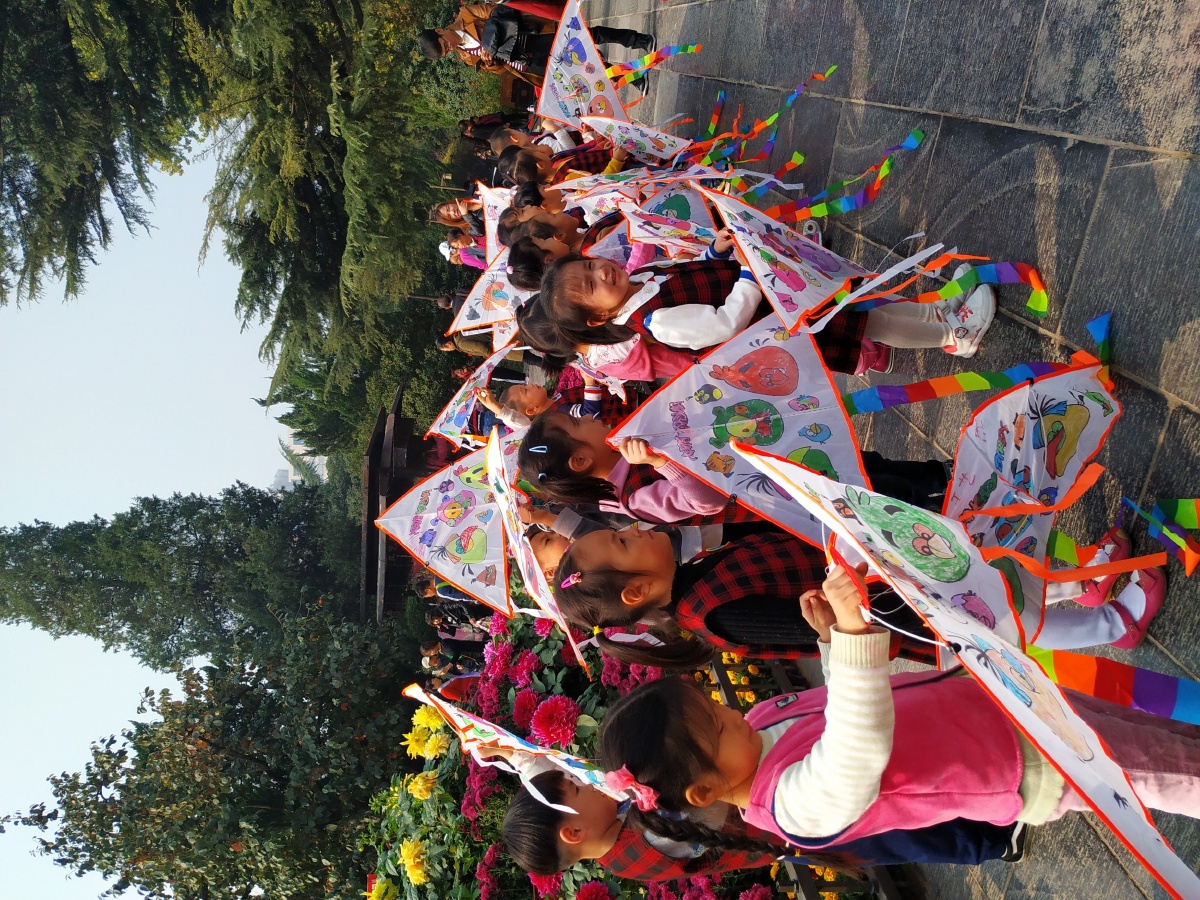 重阳节放风筝的孩子