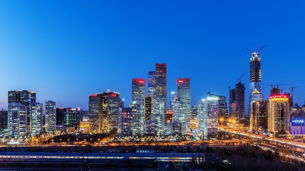 月初连续的好天气让我这个从来没拍过城市建筑的新手也按耐不住寂寞,连续几天下了班就直奔这里,一个人顶着六七级的大风,冻得直打哆嗦,没有三脚架,就把闪光灯和手机垫在镜头下面,只能祈祷大风没有把相机吹的移动位置。让我欣慰的是有了小小的回报,按着教程摸索着弄了这么一张凑合的片子,前期拍的时候包围曝光,后期LR调色,PS堆栈后再用LR微调,第一次尝试,知道该学习的地方还很多,不过这足以让我有了拍下去的动力,走出去,到生活的城市里看看。