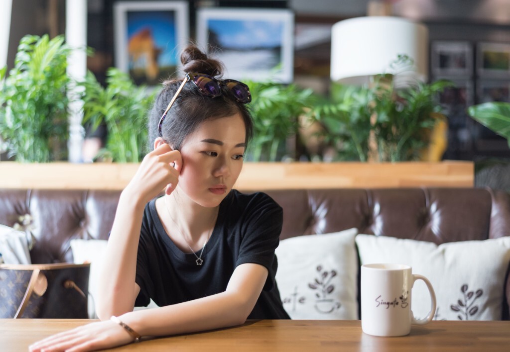 乍暖还寒的时节，一杯暖茶在咖啡馆里，阳光和美女，悠闲自得
